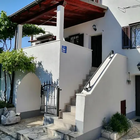 Apartman Dina *